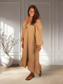 Camel off-shoulder jurk van El-Vita