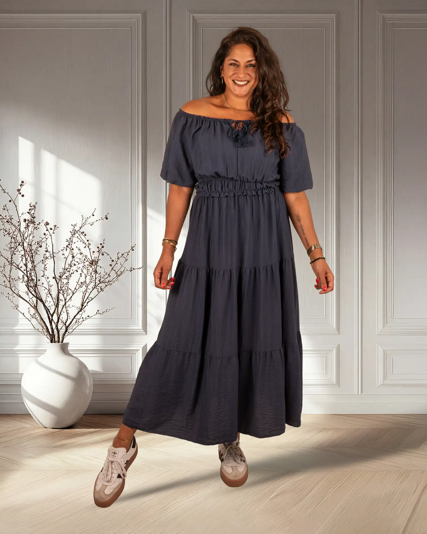 Donkerblauwe off-shoulder jurk van El-Vita