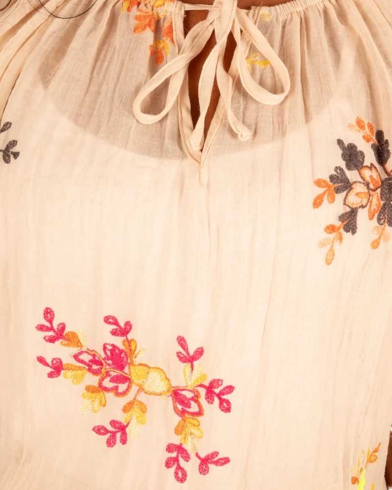 Beige top geborduurde bloemen van Phi Phi Star - Afbeelding 5