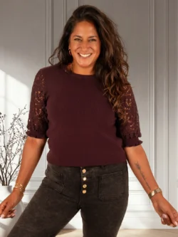 Aubergine shirt met kanten mouw van Moocci