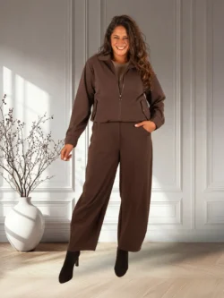 Donkerbruine travelstof barrel broek van Mi Piace