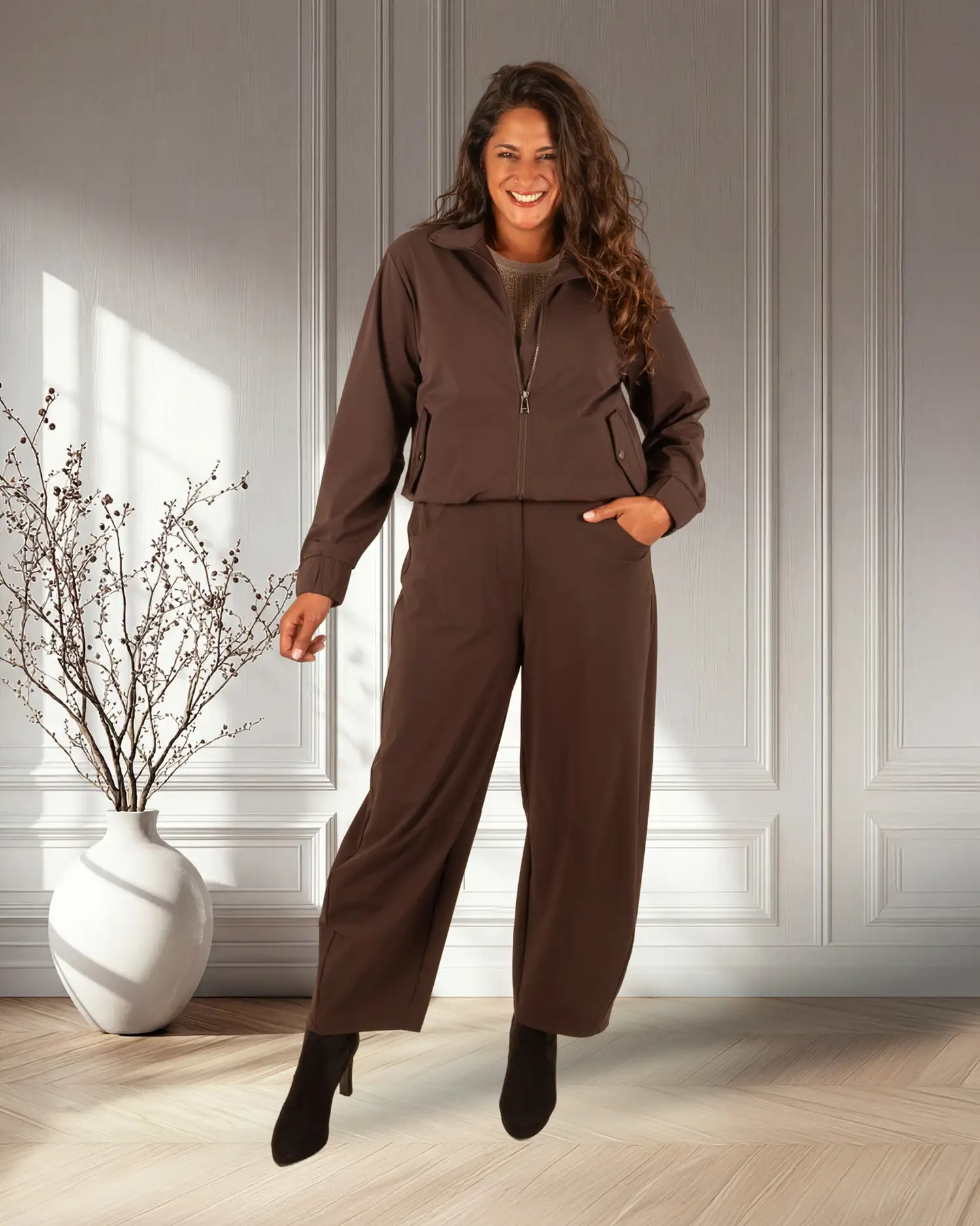 Donkerbruine travelstof barrel broek van Mi Piace