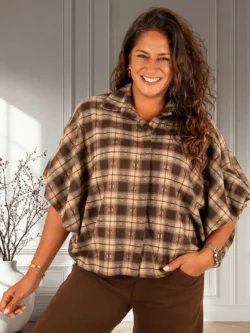 Donkerbruin/beige geruite oversized flanellen blouse van Chastar