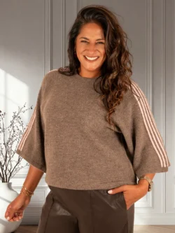 Taupe gebreide trui met roze streep van Monday Afternoon