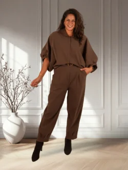 Donkerbruine stretch barrel broek met riem van El-Vita