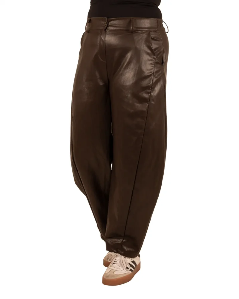 Donkerbruine leatherlook balloon broek van Vera Jo - Afbeelding 2