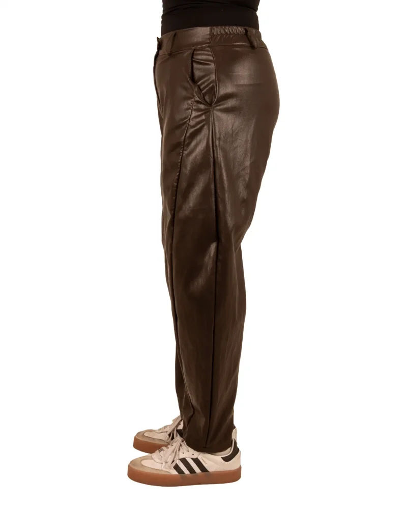 Donkerbruine leatherlook balloon broek van Vera Jo - Afbeelding 4