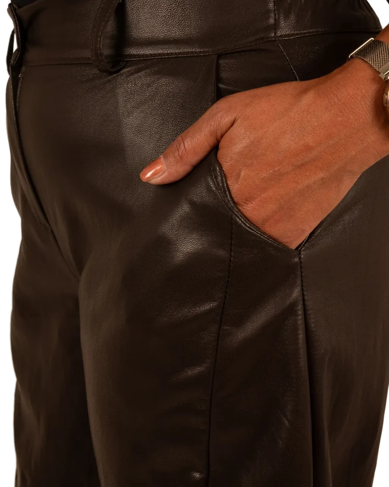 Donkerbruine leatherlook balloon broek van Vera Jo - Afbeelding 5