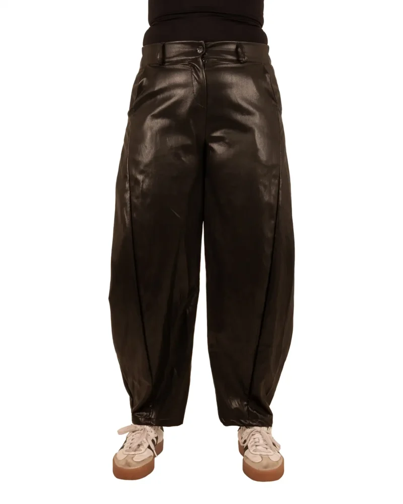 Zwarte leatherlook balloon broek van Vera Jo - Afbeelding 3