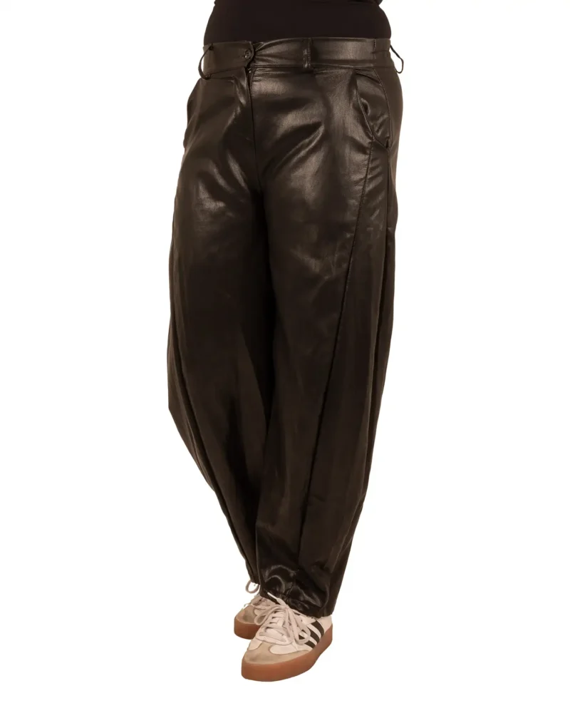 Zwarte leatherlook balloon broek van Vera Jo - Afbeelding 2
