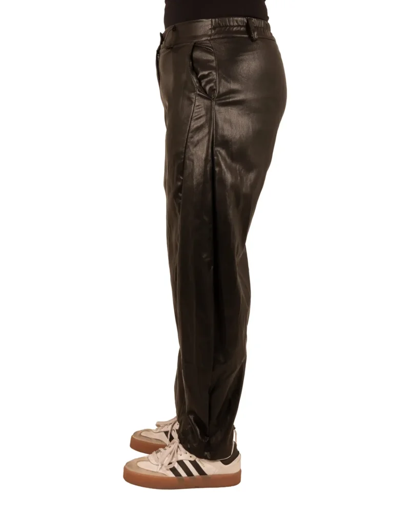 Zwarte leatherlook balloon broek van Vera Jo - Afbeelding 4