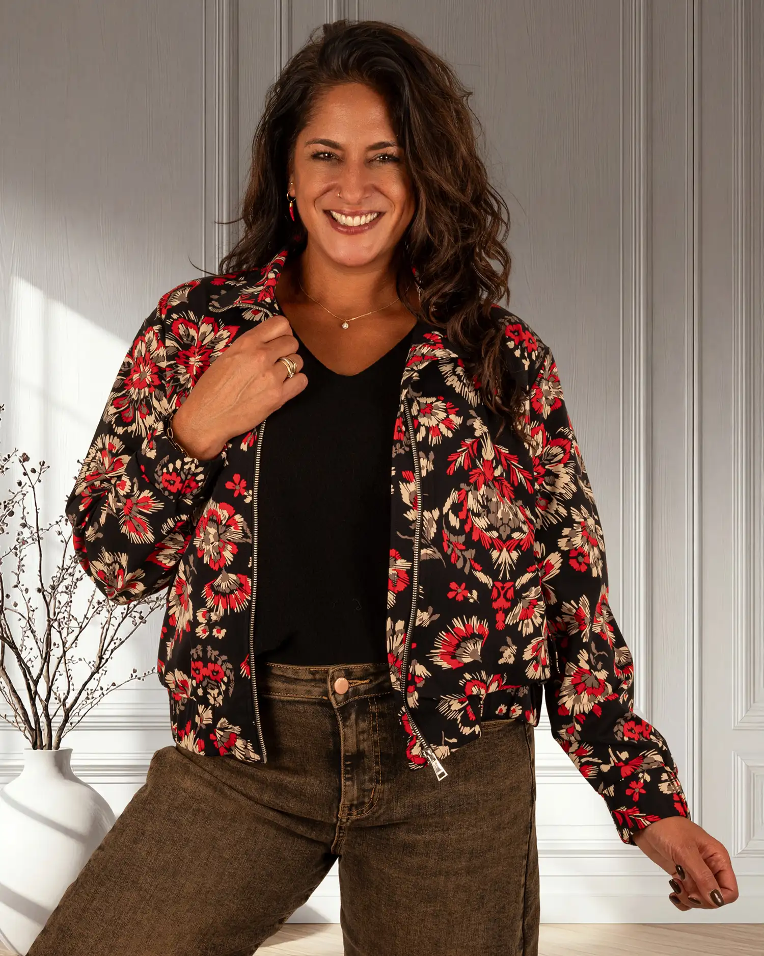 Zwarte bloemenprint travelstof bomberjack van Mi Piace - Afbeelding 3