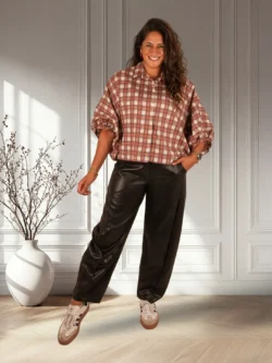 Zwarte leatherlook balloon broek van Vera Jo