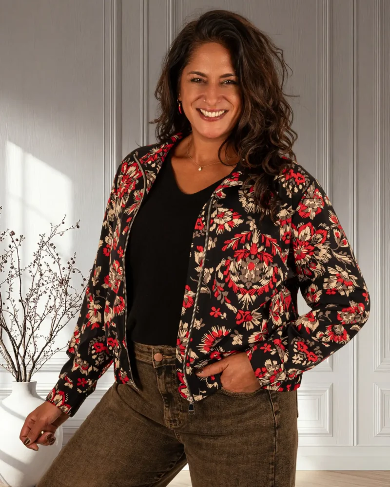 Zwarte bloemenprint travelstof bomberjack van Mi Piace