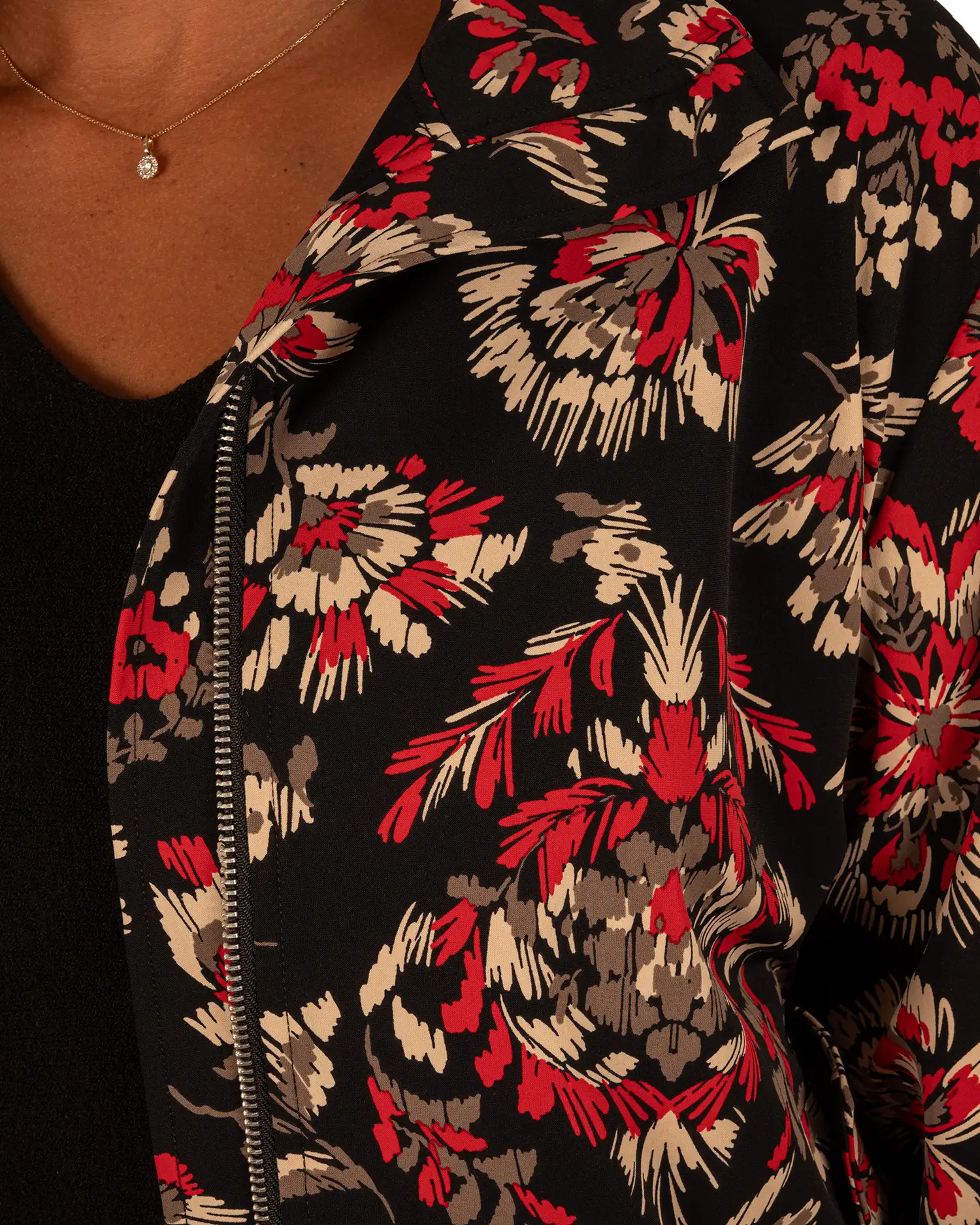Zwarte bloemenprint travelstof bomberjack van Mi Piace - Afbeelding 6