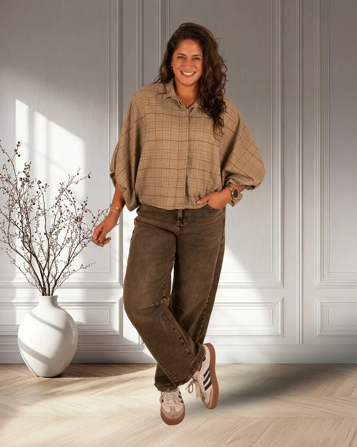 Beige/zwart/bordeaux geruite oversized blouse van Gemma Ricceri - Afbeelding 3