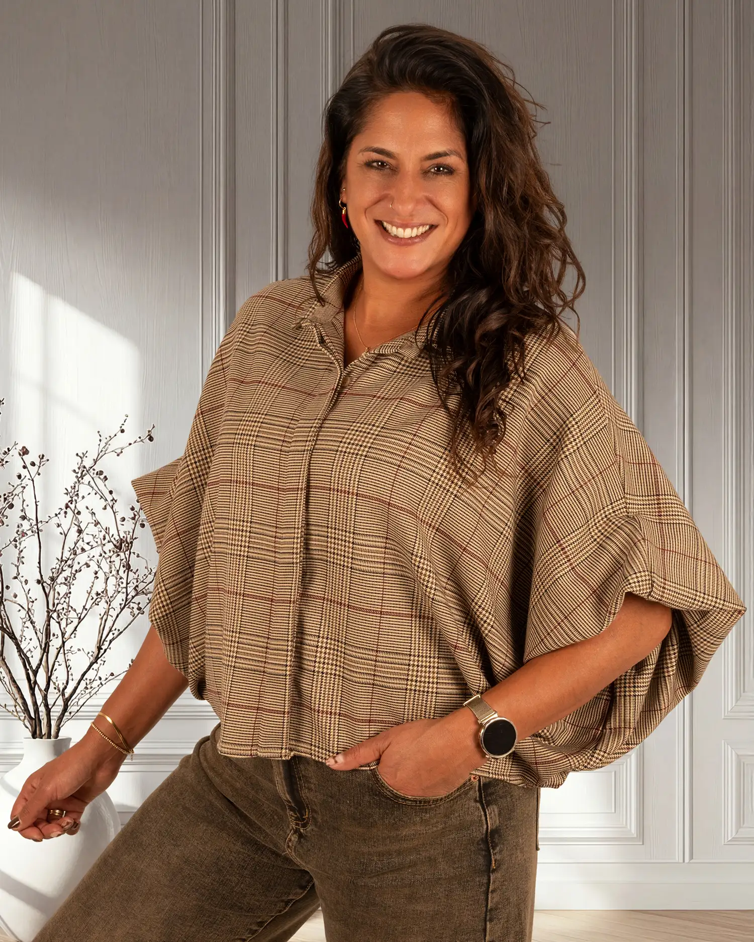 Beige/zwart/bordeaux geruite oversized blouse van Gemma Ricceri - Afbeelding 4
