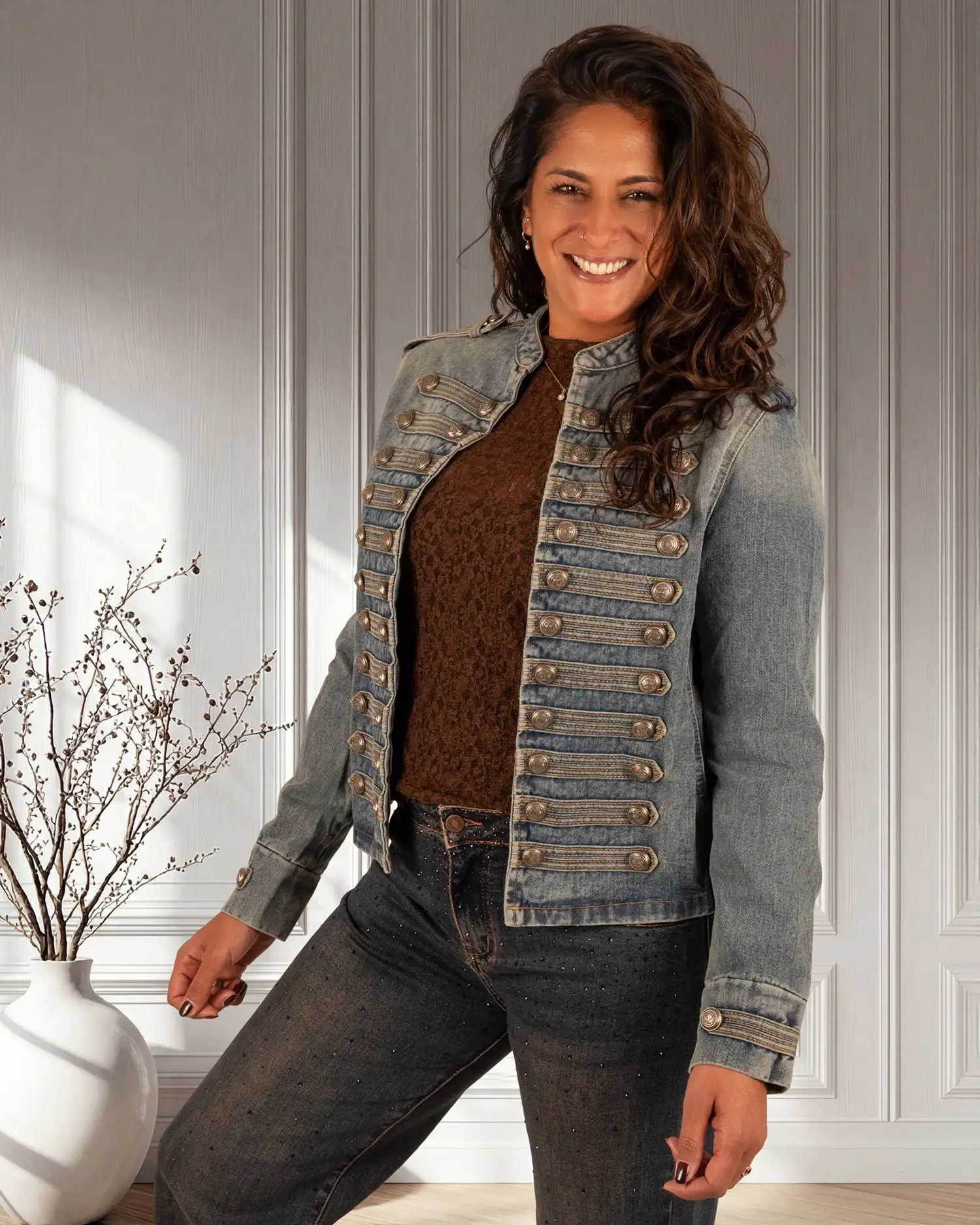 Jeans jasje met knopen van Lamiar - Afbeelding 3