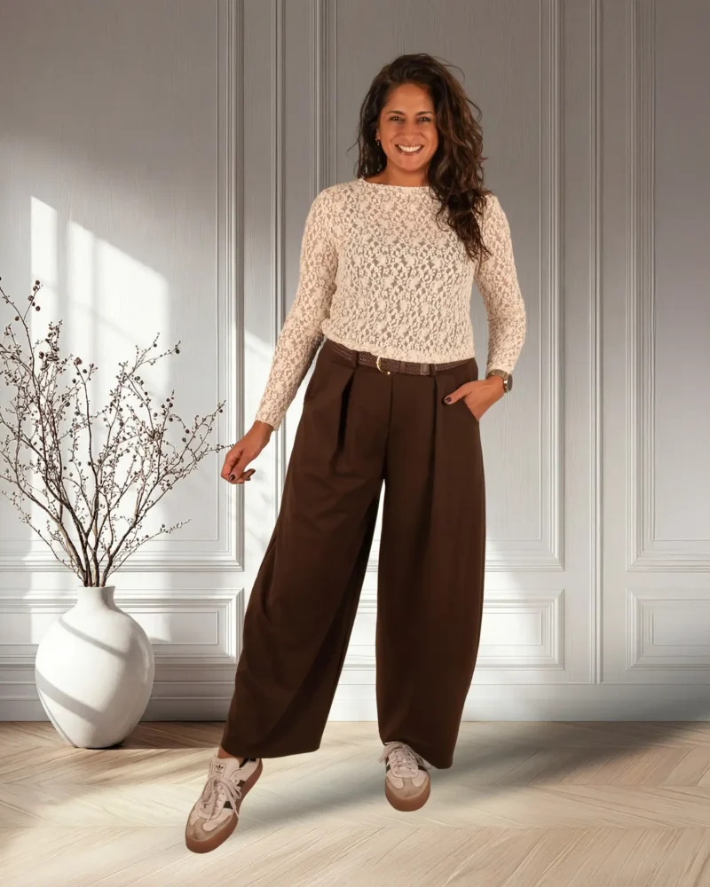 Donkerbruine stretch barrel broek met riem van H&G